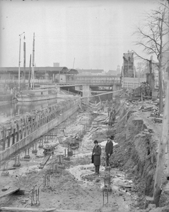 40542 Gezicht op de funderingskoppen in de verdiepte tunnel onder het spoor in de Leidseweg te Utrecht tijdens de ...